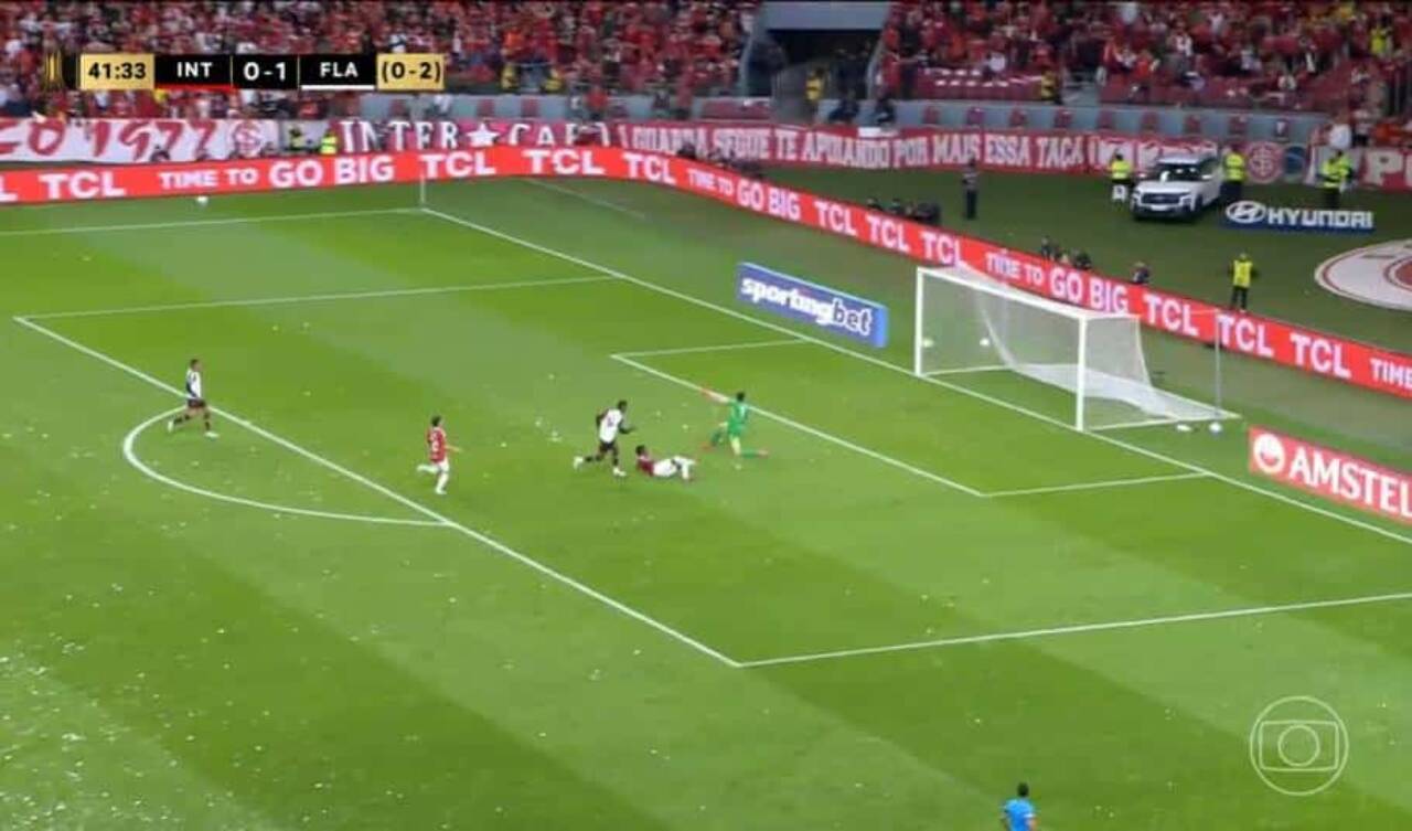 Golaço de Bruno Henrique anulado por impedimento em Internacional x Flamengo na Libertadores