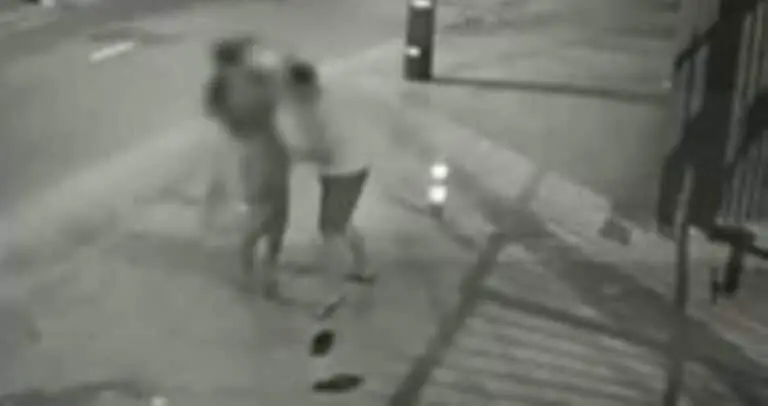 Homem espanca mulher na rua