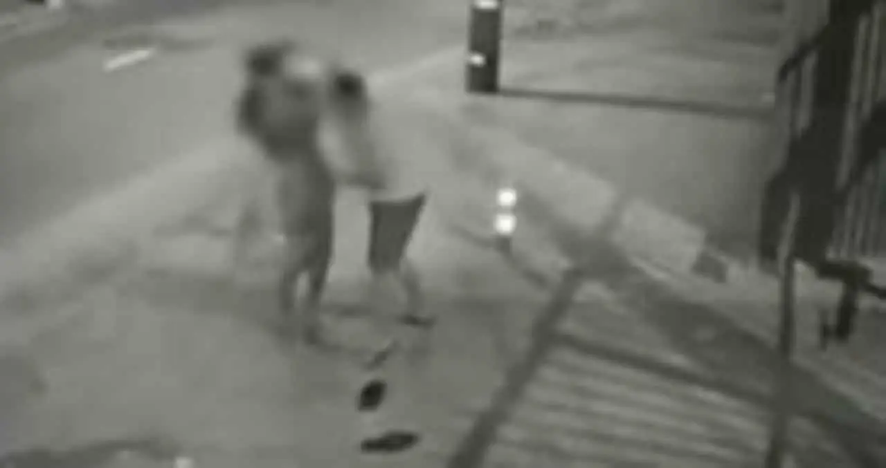 Homem espanca mulher na rua