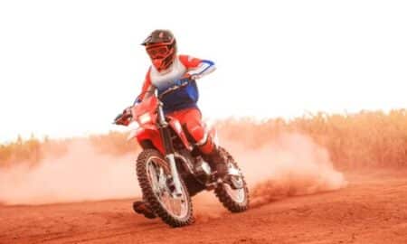 Honda lança CRF 300F 2026 com motor mais potente e suspensão reforçada
