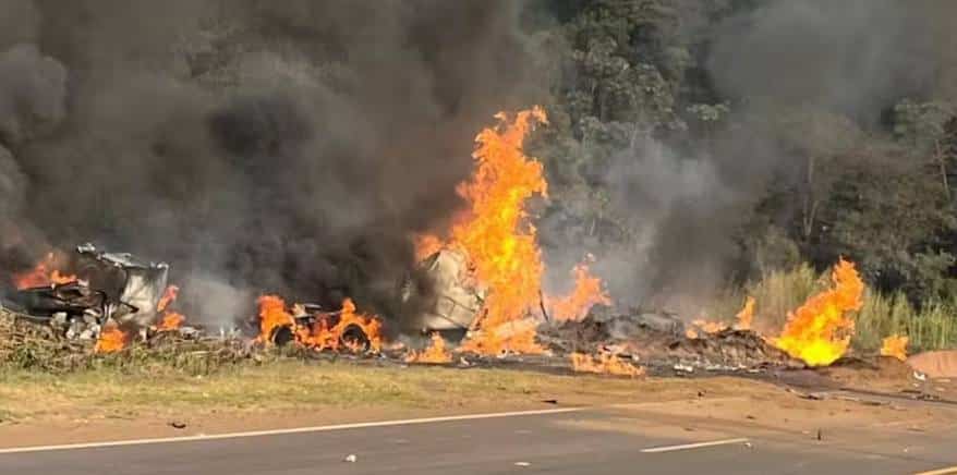 Incêndio após tombamento de carreta interdita BR-040 em Congonhas