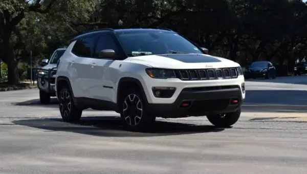 Jeep Compass: desempenho forte e luxo da cabine contrastam com espaço traseiro