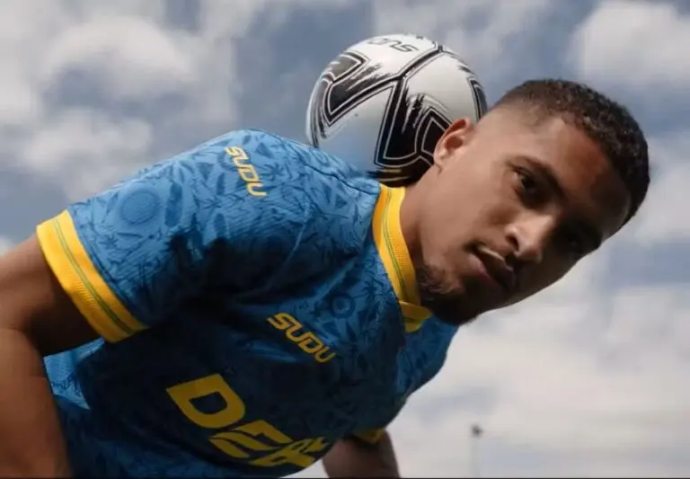 João Gomes com a nova camisa III do Wolverhampton