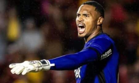 John, ex-Botafogo, protagoniza falha bizarra e lesão em dia dramático pelo Nottingham Forest na Premier League