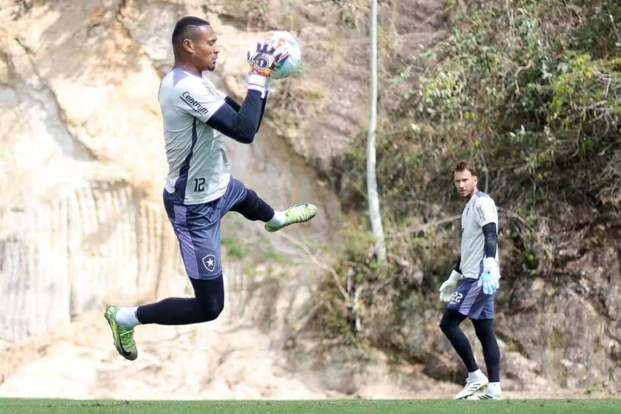Botafogo x LDU: John ou Neto? Ancelotti decide goleiro para o mata-mata da Libertadores no Nilton Santos