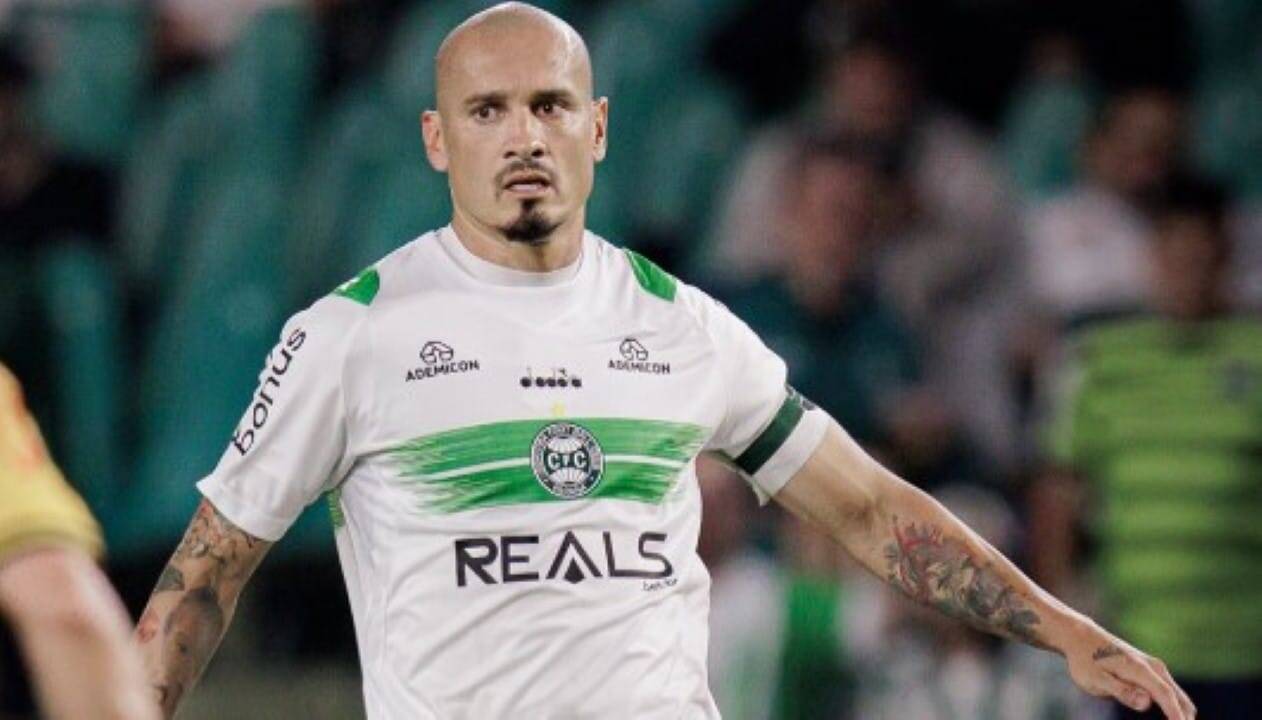 Zagueiro acusa ex de furtar R$ 600 mil em Rolex; ela alega violência