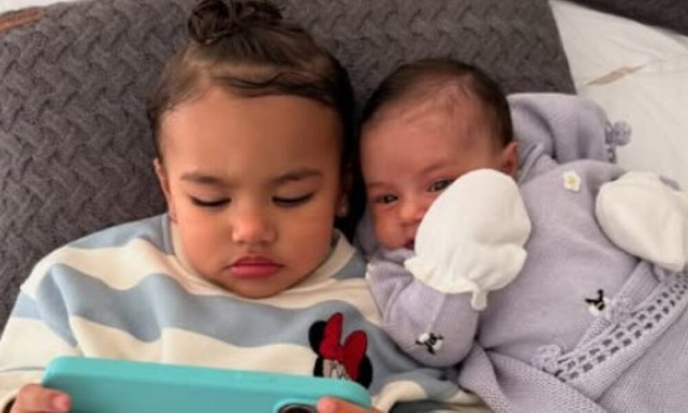 Bruna Biancardi encanta com fotos de Neymar e filhas em momentos de carinho
