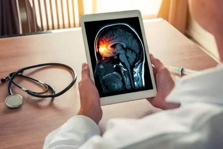 Médico com exame de raio-x do crânio