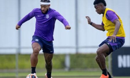 Memphis Depay e Félix Torres em treino do Corinthians