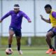 Memphis Depay e Félix Torres em treino do Corinthians