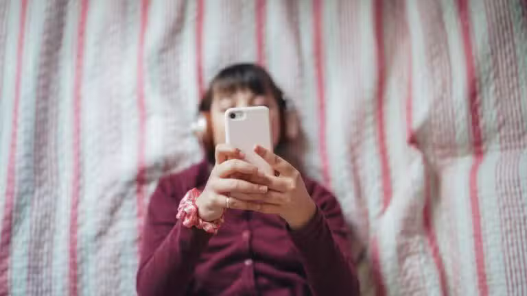 Menina com celular, criança e redes sociais