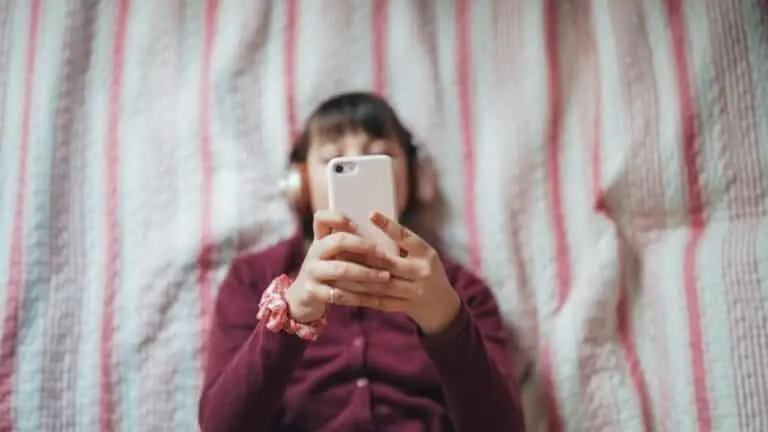 Menina com celular, criança e redes sociais