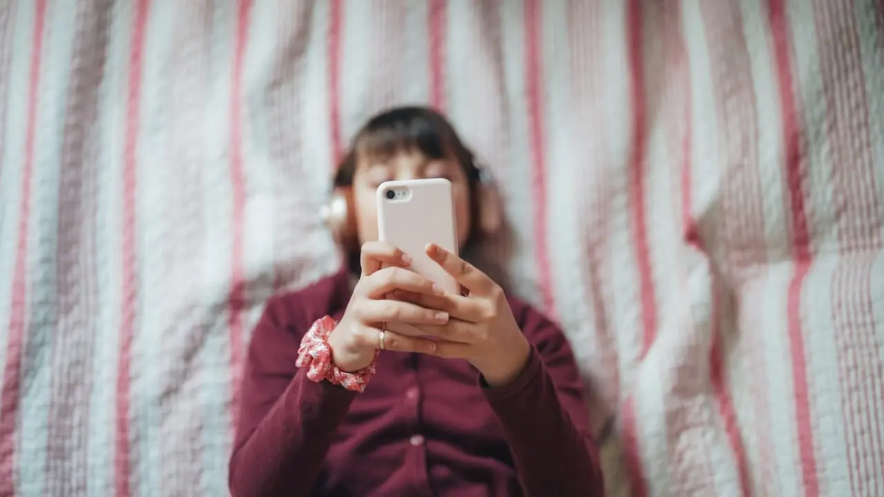 Menina com celular, crian&ccedil;a e redes sociais