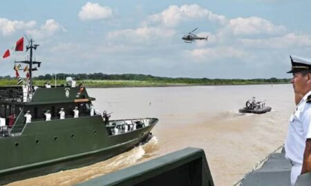 Militares do Peru chegam ao rio Amazonas