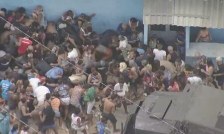 Moradores saqueiam carga de carne -