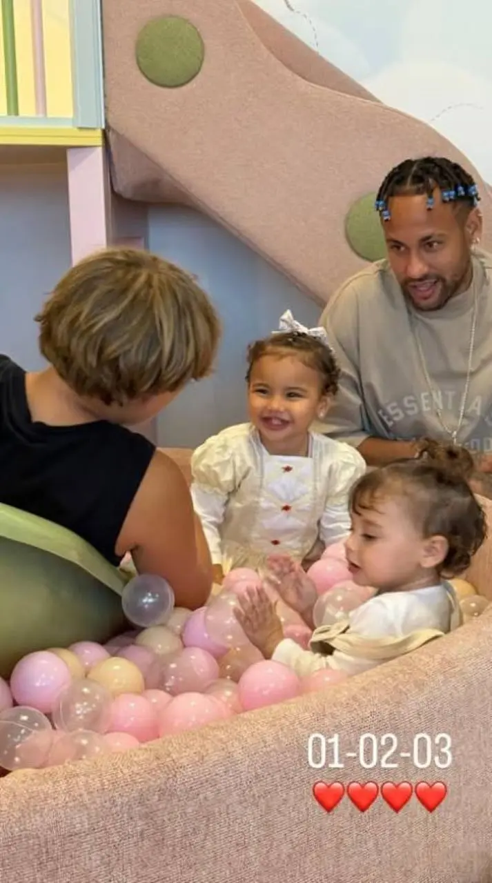 Neymar e filhos brincando