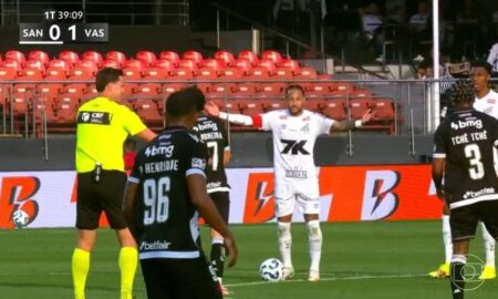 Neymar reclama com juiz