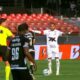 Neymar reclama com juiz