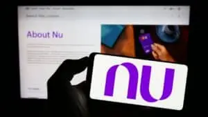 Mensagem incorreta do Nubank informa clientes sobre falsa liquidação; instituição garante operações normais
