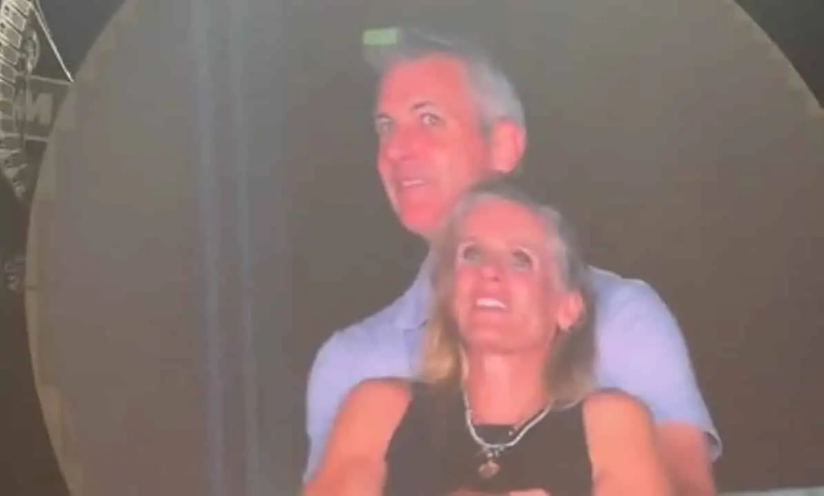 O flagrante de Andy Byron e Kristin Cabot no show do Coldplay