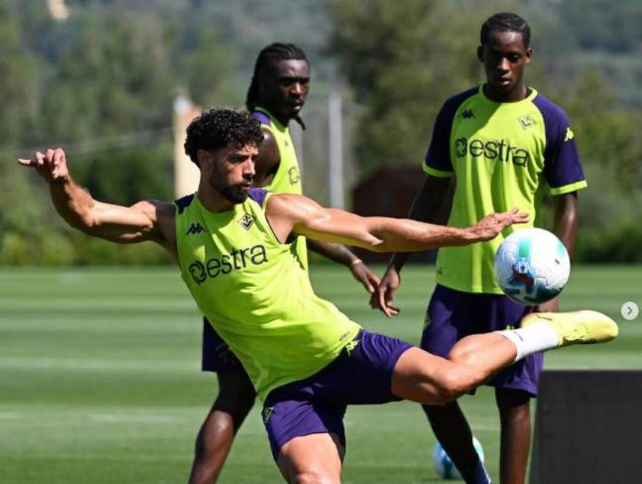 Pablo Marí pode deixar Fiorentina e atrai interesse do Cruzeiro; zagueiro espanhol no centro das atenções na janela de transferências