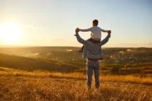 Dia dos Pais de 2026: encontre 30 mensagens para emocionar seu pai