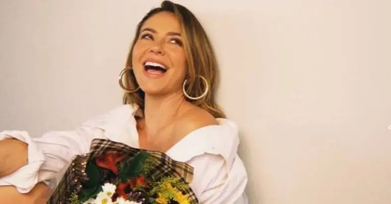 Paolla Oliveira com buque