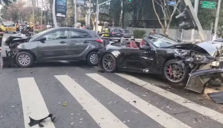 Bia Miranda e Gato Preto batem Porsche, que fica destruído, na Avenida Faria Lima — Foto: Reprodução/TV Globo