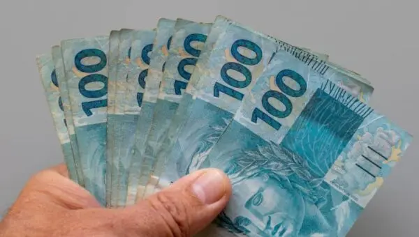 Governo projeta salário mínimo de R$ 1.741 para 2027 com novo cálculo