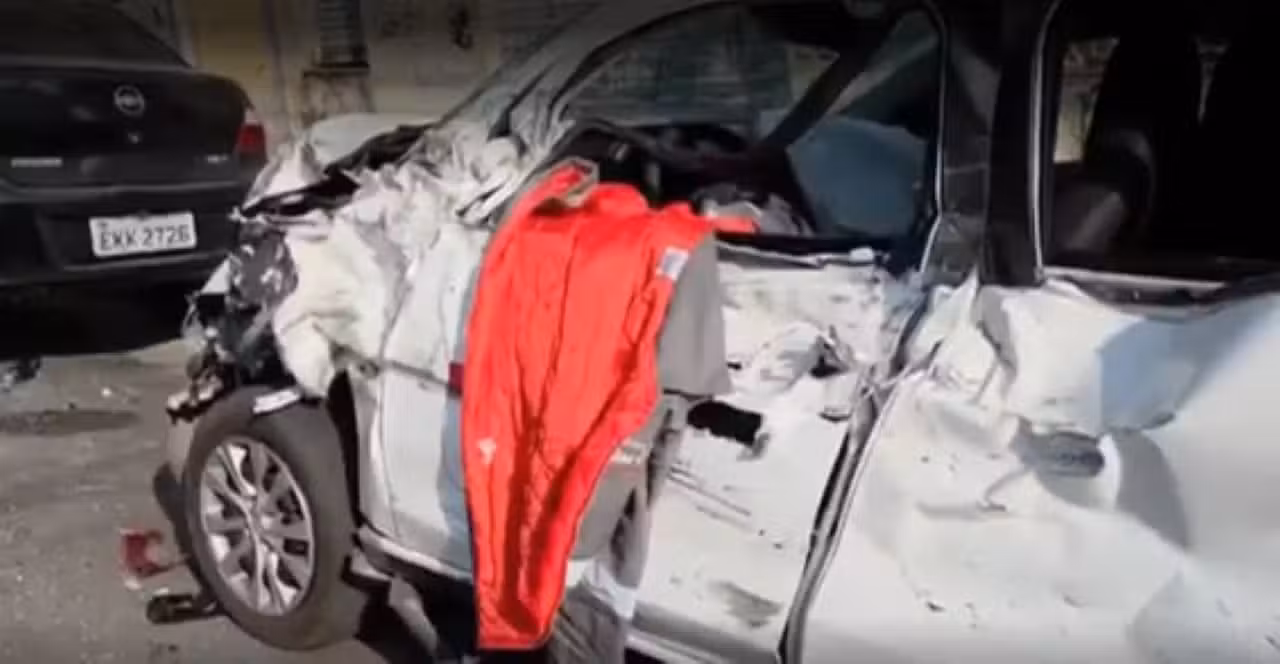 Um dos carros atingidos no acidente