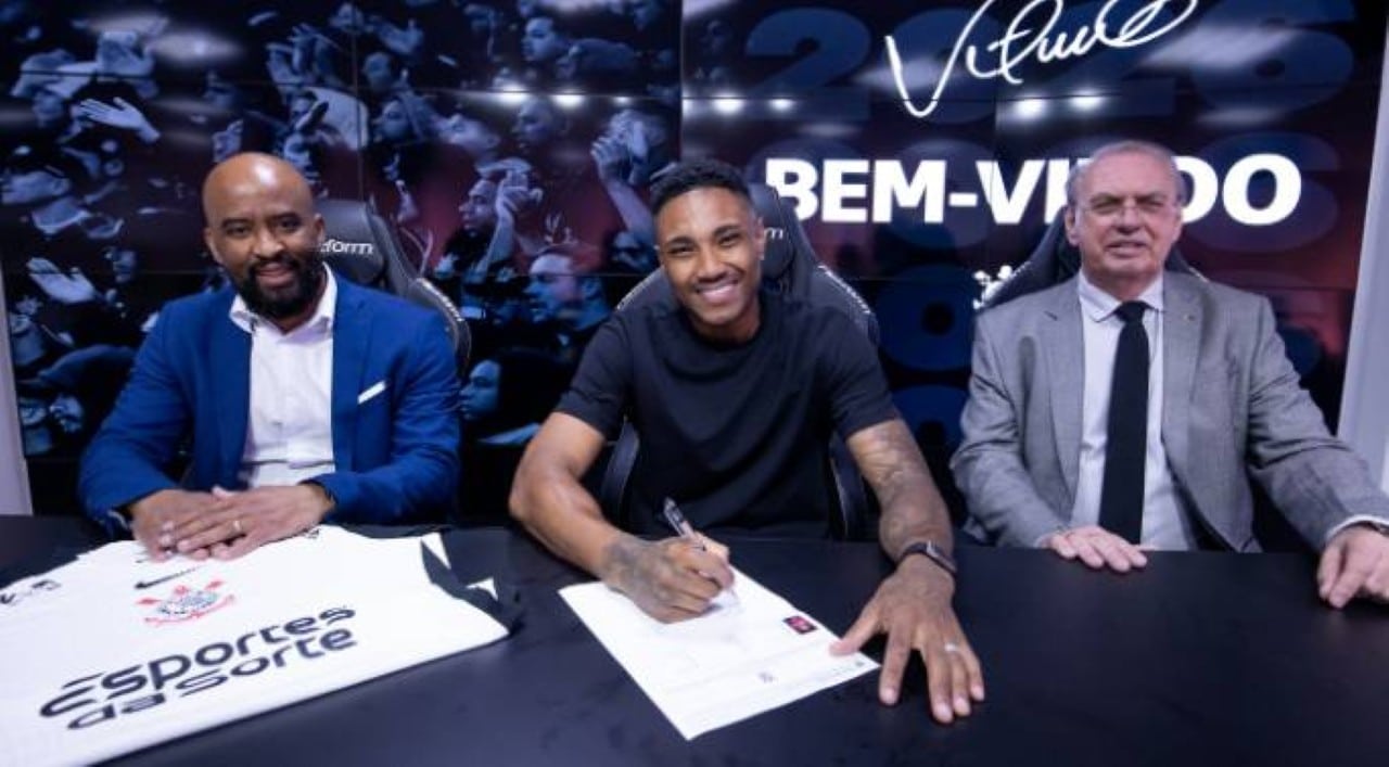 Vitinho assina contrato