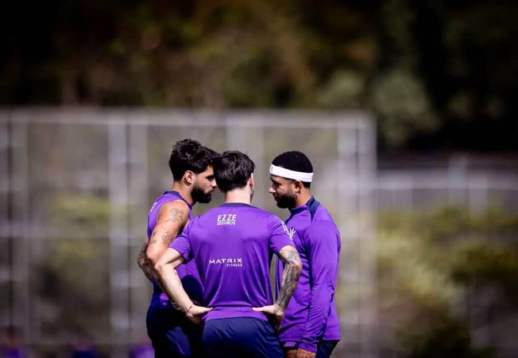 Yuri Alberto, Garro e Memphis Depay durante treinamento do Corinthians no CT Joaquim Grava