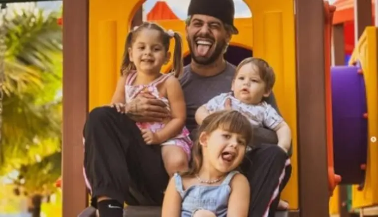 Zé Felipe com os filhos