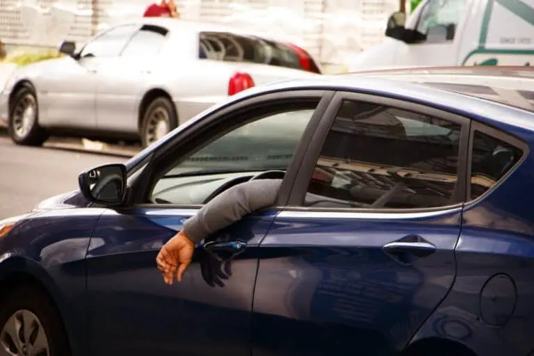 braço para fora do carro