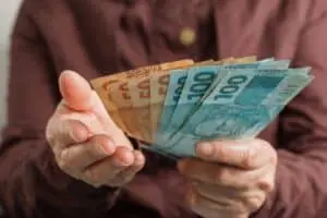 Benefício do INSS: idade de 65 anos para homens e 62 para mulheres não garante aposentadoria