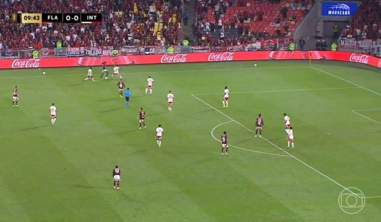 Maracanã ferve: Flamengo pressiona Internacional nos primeiros 10 minutos da Libertadores
