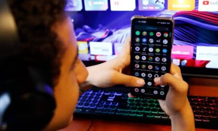jovem mexendo em celular