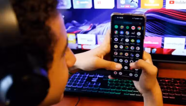 jovem mexendo em celular