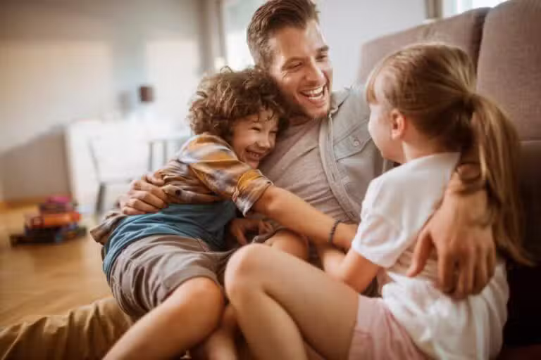pai com filhos