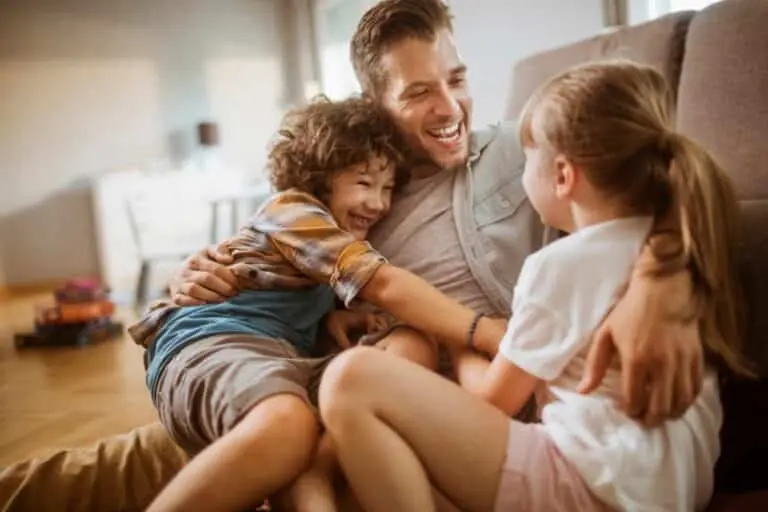 pai com filhos
