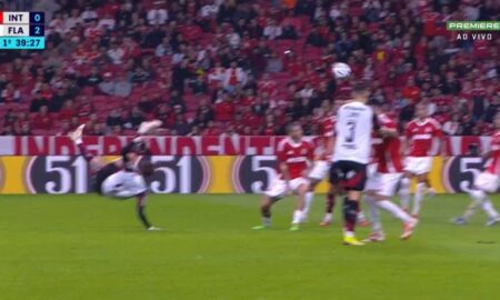 quase gol de leo pereira de bicicleta