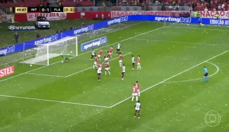 quase gol do saul