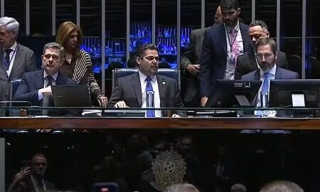 Senadores durante votação do projeto que mantém isenção de IR para quem ganha até R$ 2 mil