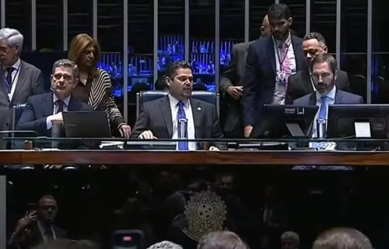 Senadores durante votação do projeto que mantém isenção de IR para quem ganha até R$ 2 mil