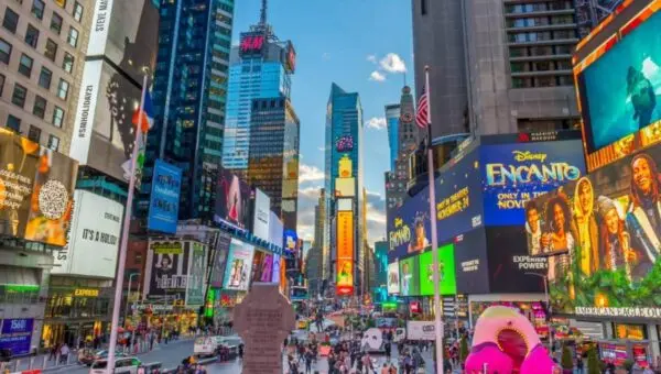 Ataque inesperado na Times Square mata advogada do Bank of America recém-casada: Quem era Erin Piacent