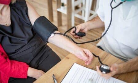 Aferição da pressão arterial, paciente, consulta médica