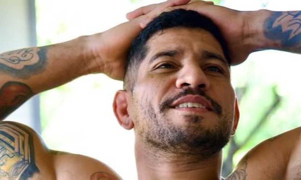 Alex Poatan recupera cinturão no UFC 320 com nocaute em 80s e memes explodem nas redes sociais