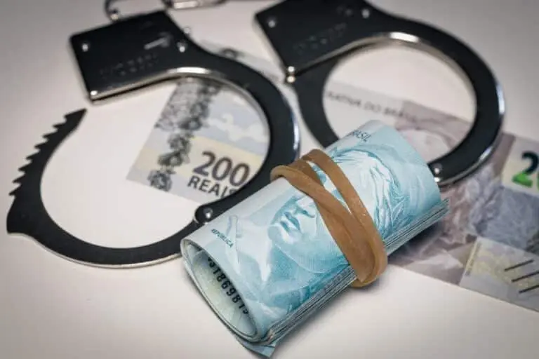 Algemas, dinheiro, notas de cem e duzentos reais