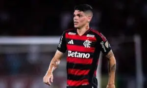 Fiorentina e Stade Rennais acompanham de perto a situação de Ayrton Lucas no Flamengo