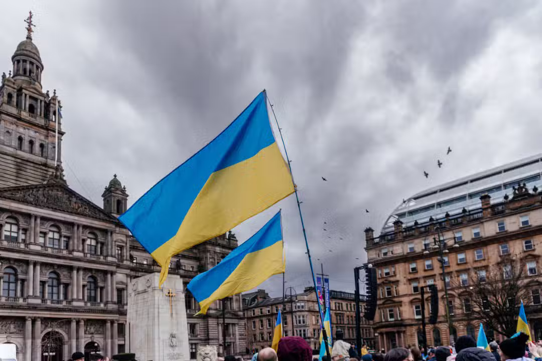 Bandeira ucraniana em frente à Câmara Municipal de Glasgow